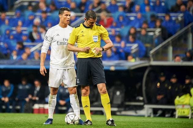 Cristiano Ronaldo (Real, CR7, 7) legt sich den Ball zum Freistoß zurecht, der Standard führt zum Tor zum 3:0, xjgx