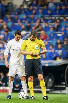 Cristiano Ronaldo (Real, CR7, 7) legt sich den Ball zum Freistoß zurecht, der Standard führt zum Tor zum 3:0, xjgx
