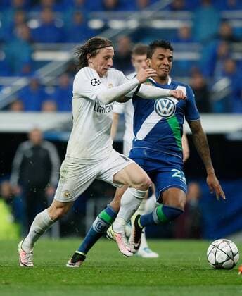 Real Madrid s Croatian midfielder Luka Modric (L) and Wolfsburg s Brazilian midfielder Luiz Gustavo fight for the ball during a Champions League quarter final second leg match between Real Madrid and Wolfsburg held at Santiago Bernabeu Stadium in Madrid, Spain, 12 April 2016. REAL MADRID VS WOLFSBURGO !ACHTUNG: NUR REDAKTIONELLE NUTZUNG!  RMD033 20160412-635960977274565768