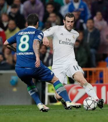 Real Madrid s Welsh forward Gareth Bale (R) and Wolfsburg s Portuguese defense Vieirinha fight for the ball during a Champions League quarter final second leg match between Real Madrid and Wolfsburg held at Santiago Bernabeu Stadium in Madrid, Spain, 12 April 2016. REAL MADRID VS WOLFSBURGO !ACHTUNG: NUR REDAKTIONELLE NUTZUNG!  RMD034 20160412-635960979178389768