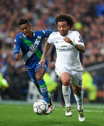 FUSSBALL CHAMPIONS LEAGUE SAISON 2015 2016 VIERTELFINALE RUECKSPIEL Real Madrid - VfL Wolfsburg 12.04.2016 Marcelo (re, Real Madrid) enteilt Bruno Henrique (li, Real Madrid) 