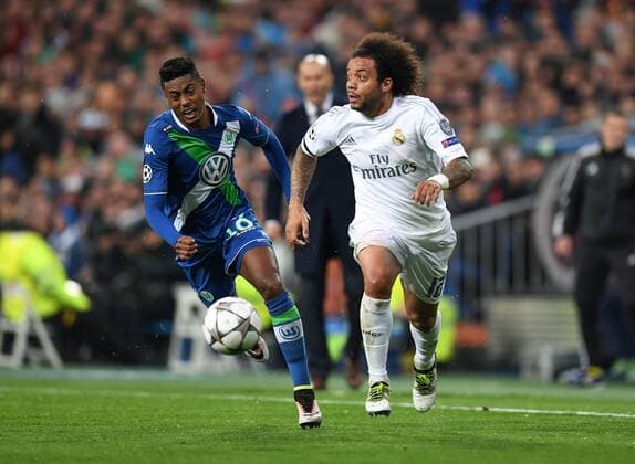 FUSSBALL CHAMPIONS LEAGUE SAISON 2015 2016 VIERTELFINALE RUECKSPIEL Real Madrid - VfL Wolfsburg 12.04.2016 Marcelo (re, Real Madrid) enteilt Bruno Henrique (li, Real Madrid) 