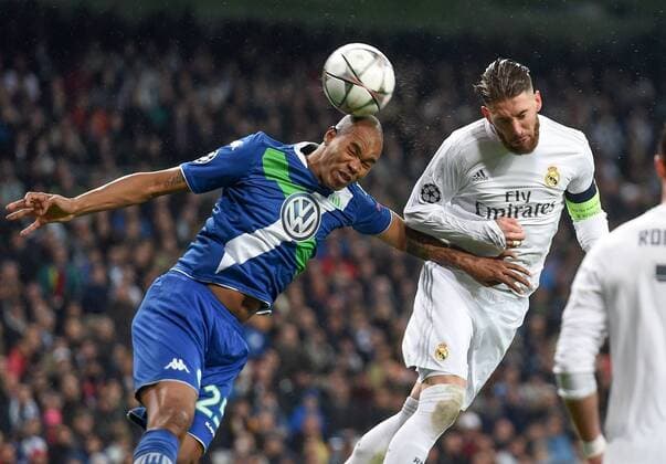 FUSSBALL CHAMPIONS LEAGUE SAISON 2015 2016 VIERTELFINALE RUECKSPIEL Real Madrid - VfL Wolfsburg 12.04.2016 Naldo (li, VfL Wolfsburg) gegen Sergio Ramos (re, Real Madrid) 