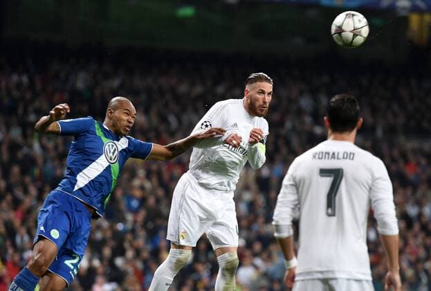 FUSSBALL CHAMPIONS LEAGUE SAISON 2015 2016 VIERTELFINALE RUECKSPIEL Real Madrid - VfL Wolfsburg 12.04.2016 Naldo (li, VfL Wolfsburg) gegen Sergio Ramos (re, Real Madrid) 