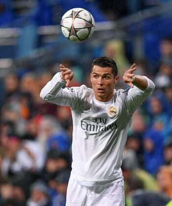 FUSSBALL CHAMPIONS LEAGUE SAISON 2015 2016 VIERTELFINALE RUECKSPIEL Real Madrid - VfL Wolfsburg 12.04.2016 Cristiano Ronaldo (Real Madrid) beim Einwurf 