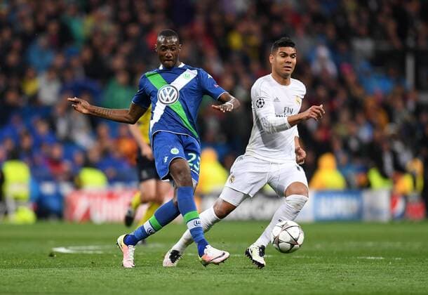FUSSBALL CHAMPIONS LEAGUE SAISON 2015 2016 VIERTELFINALE RUECKSPIEL Real Madrid - VfL Wolfsburg 12.04.2016 Josuha Guilavogui (li, VfL Wolfsburg) gegen Daniel Carvajal (re, Real Madrid) 