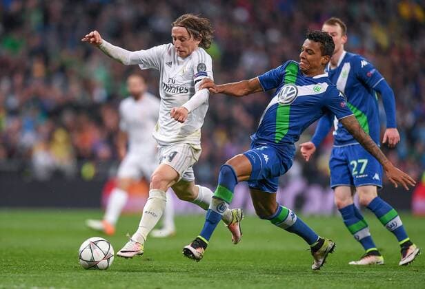 FUSSBALL CHAMPIONS LEAGUE SAISON 2015 2016 VIERTELFINALE RUECKSPIEL Real Madrid - VfL Wolfsburg 12.04.2016 Luka Modric (li, Real Madrid) gegen Luiz Gustavo (re, VfL Wolfsburg) 