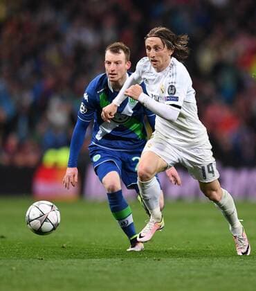 FUSSBALL CHAMPIONS LEAGUE SAISON 2015 2016 VIERTELFINALE RUECKSPIEL Real Madrid - VfL Wolfsburg 12.04.2016 Luka Modric (re, Real Madrid) gegen Maximilian Arnold (li, VfL Wolfsburg) 