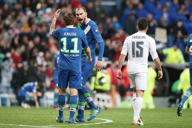 Lissabon Max Kruse ( VfL Wolfsburg ) Bas Dost ( VfL Wolfsburg ) streiten siich nach der Niederlage, Real Madrid vs. VfL Wolfsburg, Fussball, Champions League Viertelfinale, 12.04.2016, Copyright: Langer Eibner-Pressefoto EP_HLR