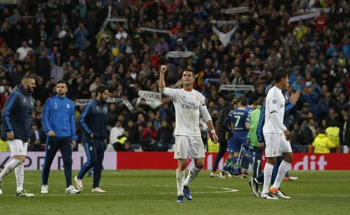 Real Madrid Portuguese forward Cristiano Ronaldo celebrates the qualification after a Champions League quarter final second leg match between Real Madrid and Wolfsburg held at Santiago Bernabeu Stadium in Madrid, Spain, 12 April 2016. EFE J.J. Guillen REAL MADRID VS WOLFSBURGO !ACHTUNG: NUR REDAKTIONELLE NUTZUNG!  RMD039 20160412-635960995319887151