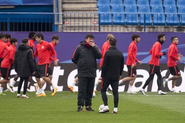 Atletico de Madrid s assistant Mono Burgos talks with Diego Simeone during the practice session the day before the EUFA Champions League match between Atletico de Madrid and FC. Barcelona at Vicente Calderon in Madrid. April 13, 2016.  (20160413039)
