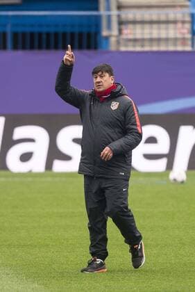 Atletico de Madrid s assistant Mono Burgos during the practice session the day before the EUFA Champions League match between Atletico de Madrid and FC. Barcelona at Vicente Calderon in Madrid. April 13, 2016.  (20160413041)