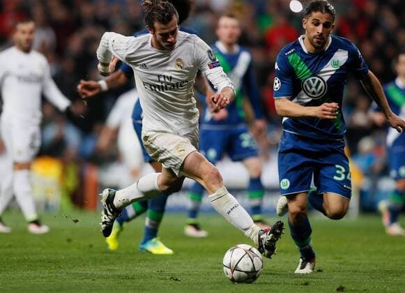 Real Madrid Welsh forward Gareth Bale (L) and Wolfsburg Swiss defense Ricardo Rodriguez fight for the ball during a Champions League quarter final second leg match between Real Madrid and Wolfsburg held at Santiago Bernabeu Stadium in Madrid, Spain, 12 April 2016. REAL MADRID VS WOLFSBURGO !ACHTUNG: NUR REDAKTIONELLE NUTZUNG!  RMD040 20160412-635960996553223151