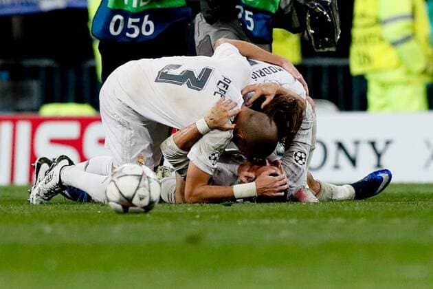 Real Madrid players celebrate the qualification during a Champions League quarter final second leg match between Real Madrid and Wolfsburg held at Santiago Bernabeu Stadium in Madrid, Spain, 12 April 2016. REAL MADRID VS WOLFSBURGO !ACHTUNG: NUR REDAKTIONELLE NUTZUNG!  RMD043 20160412-635960997841159151