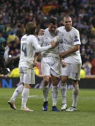 Real Madrid players Cristiano Ronaldo (C), Luka Modric (L) and Pepe celebrate the qualification during a Champions League quarter final second leg match between Real Madrid and Wolfsburg held at Santiago Bernabeu Stadium in Madrid, Spain, 12 April 2016. REAL MADRID VS WOLFSBURGO !ACHTUNG: NUR REDAKTIONELLE NUTZUNG!  RMD045 20160412-635960998489495151