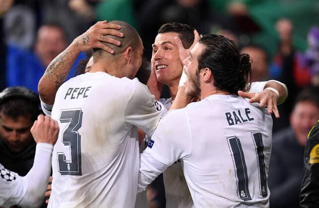 FUSSBALL CHAMPIONS LEAGUE SAISON 2015 2016 VIERTELFINALE RUECKSPIEL Real Madrid - VfL Wolfsburg 12.04.2016 Pepe, Cristiano Ronaldo und Gareth Bale (v.l., alle Real Madrid) jubeln nach dem 3:0 
