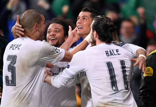 FUSSBALL CHAMPIONS LEAGUE SAISON 2015 2016 VIERTELFINALE RUECKSPIEL Real Madrid - VfL Wolfsburg 12.04.2016 Pepe, Marcelo, Cristiano Ronaldo und Gareth Bale (v.l., alle Real Madrid) jubeln nach dem 3:0 