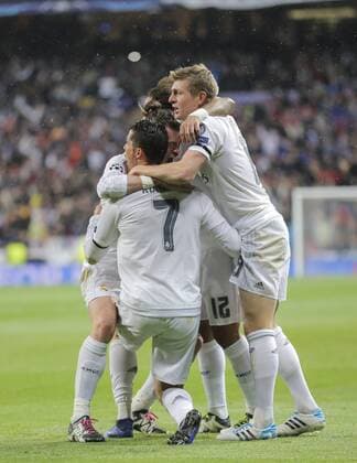 Cristiano RONALDO, Real Madrid 7 Torjubel, Jubel nach dem Tor zum 1-0 mit MARCELO, Real Madrid 12 Toni KROOS, Real Madrid 8 Gareth BALE, Real Madrid 11 Luka MODRIC, Real Madrid 19 REAL MADRID - VFL WOLFSBURG 3-0 Quarterfinal, Football UEFA Champions League, Wolfsburg, 12.04.2016 CL Saison 2015 2016