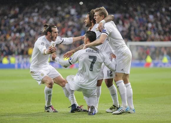 Cristiano RONALDO, Real Madrid 7 Torjubel, Jubel nach dem Tor zum 1-0 mit MARCELO, Real Madrid 12 Toni KROOS, Real Madrid 8 Gareth BALE, Real Madrid 11 Luka MODRIC, Real Madrid 19 REAL MADRID - VFL WOLFSBURG 3-0 Quarterfinal, Football UEFA Champions League, Wolfsburg, 12.04.2016 CL Saison 2015 2016