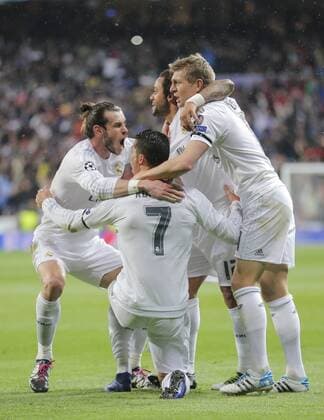 Cristiano RONALDO, Real Madrid 7 Torjubel, Jubel nach dem Tor zum 1-0 mit MARCELO, Real Madrid 12 Toni KROOS, Real Madrid 8 Gareth BALE, Real Madrid 11 Luka MODRIC, Real Madrid 19 REAL MADRID - VFL WOLFSBURG 3-0 Quarterfinal, Football UEFA Champions League, Wolfsburg, 12.04.2016 CL Saison 2015 2016
