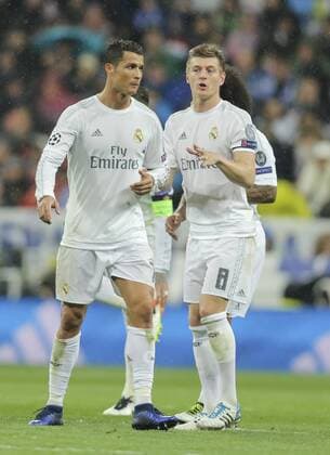 Toni KROOS, Real Madrid 8 Cristiano RONALDO, Real Madrid 7 reden, diskutieren, streiten, unterhalten, Aktion REAL MADRID - VFL WOLFSBURG 3-0 Quarterfinal, Football UEFA Champions League, Wolfsburg, 12.04.2016 CL Saison 2015 2016