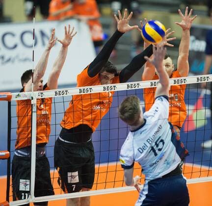 Berlin, Deutschland, 12.04.2016: Volleyball Bundesliga Saison 2015 2016 Playoff-Halbfinale Spiel 1 - Berlin Recycling Volleys - SVG Lueneburg Lüneburg. Nick Del Bianco (Lüneburg 15) gegen den Block aus Tsimafei Zhukouski (BR Volleys 11), Nicolas Le Goff (BR Volleys 7), Paul Lotman (BR Volleys 9)