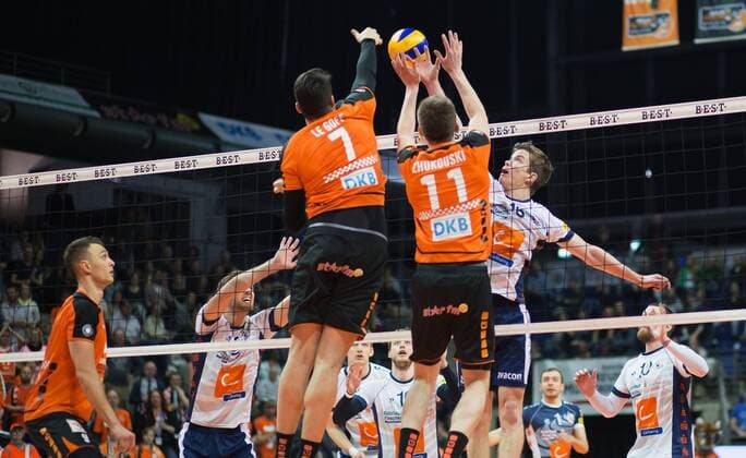 Berlin, Deutschland, 12.04.2016: Volleyball Bundesliga Saison 2015 2016 Playoff-Halbfinale Spiel 1 - Berlin Recycling Volleys - SVG Lueneburg Lüneburg. Nick Del Bianco (Lüneburg 15) gegen den Block aus Nicolas Le Goff (BR Volleys 7), Tsimafei Zhukouski (BR Volleys 11)