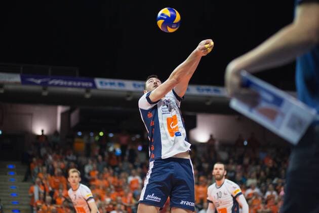 Berlin, Deutschland, 12.04.2016: Volleyball Bundesliga Saison 2015 2016 Playoff-Halbfinale Spiel 1 - Berlin Recycling Volleys - SVG Lueneburg Lüneburg. Michel Schlien (Lüneburg 14)