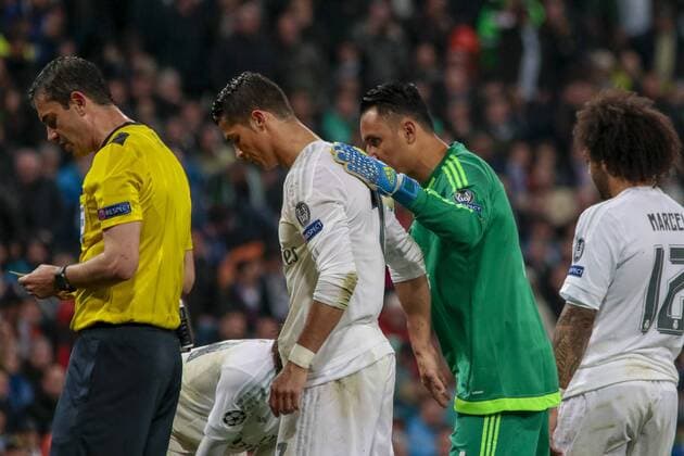 Fußball, Bundesliga, UEFA Champions League, Real Madrid - VfL Wolfsburg; Keylor Navas (Real Madrid, 1) ermutigt Cristiano Ronaldo (CR7, Real Madrid, 7) vor dem Freistoß zum 3:0. xtgx