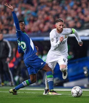 FUSSBALL CHAMPIONS LEAGUE SAISON 2015 2016 VIERTELFINALE RUECKSPIEL Real Madrid - VfL Wolfsburg 12.04.2016 Sergio Ramos (re, Real Madrid) enteilt Luiz Gustavo (re, Real Madrid) 