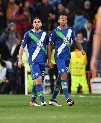 FUSSBALL CHAMPIONS LEAGUE SAISON 2015 2016 VIERTELFINALE RUECKSPIEL Real Madrid - VfL Wolfsburg 12.04.2016 Enttaeuschter Abgang: Ricardo Rodriguez (li) und Luiz Gustavo (re, beide VfL Wolfsburg) 