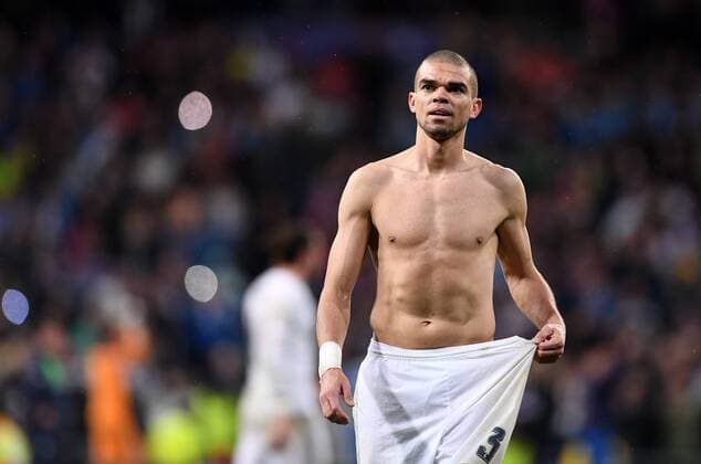 FUSSBALL CHAMPIONS LEAGUE SAISON 2015 2016 VIERTELFINALE RUECKSPIEL Real Madrid - VfL Wolfsburg 12.04.2016 Pepe (Real Madrid) 