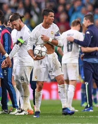 FUSSBALL CHAMPIONS LEAGUE SAISON 2015 2016 VIERTELFINALE RUECKSPIEL Real Madrid - VfL Wolfsburg 12.04.2016 Cristiano Ronaldo (Real Madrid) sichert sich nach dem Abpfiff den Spielball, damit es niemand Merkt, steckt er den Ball kurzerhand unter das Trikot. 