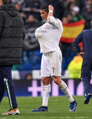 FUSSBALL CHAMPIONS LEAGUE SAISON 2015 2016 VIERTELFINALE RUECKSPIEL Real Madrid - VfL Wolfsburg 12.04.2016 Cristiano Ronaldo (Real Madrid) sichert sich nach dem Abpfiff den Spielball, damit es niemand Merkt, steckt er den Ball kurzerhand unter das Trikot. 