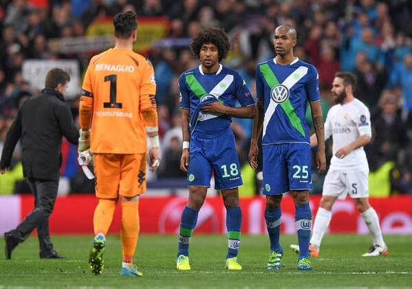 FUSSBALL CHAMPIONS LEAGUE SAISON 2015 2016 VIERTELFINALE RUECKSPIEL Real Madrid - VfL Wolfsburg 12.04.2016 Torwart Diego Benaglio, Dante und Naldo (v.l., alle VfL Wolfsburg) sind nach dem Abpfiff enttaeuscht 