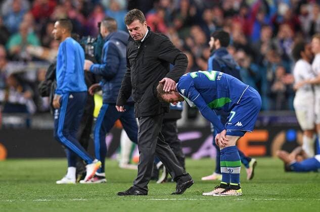 FUSSBALL CHAMPIONS LEAGUE SAISON 2015 2016 VIERTELFINALE RUECKSPIEL Real Madrid - VfL Wolfsburg 12.04.2016 Trainer Dieter Hecking und Maximilian Arnold (v.l., beide VfL Wolfsburg) sind nach dem Abpfiff enttaeuscht 