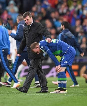 FUSSBALL CHAMPIONS LEAGUE SAISON 2015 2016 VIERTELFINALE RUECKSPIEL Real Madrid - VfL Wolfsburg 12.04.2016 Trainer Dieter Hecking und Maximilian Arnold (v.l., beide VfL Wolfsburg) sind nach dem Abpfiff enttaeuscht 