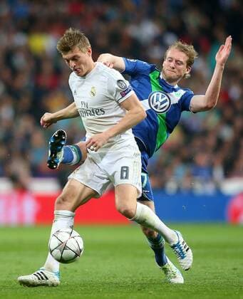Real Madrid s Toni Kroos (l) and WfL Wolfsburg s Andre Schurke during Champions League 2015 2016 Quarter-finals 2nd leg match. April 12,2016.  (20160412123)