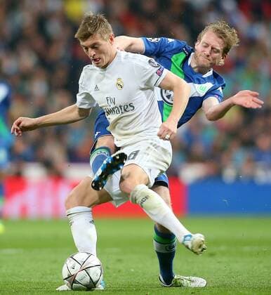 Real Madrid s Toni Kroos (l) and WfL Wolfsburg s Andre Schurke during Champions League 2015 2016 Quarter-finals 2nd leg match. April 12,2016.  (20160412124)