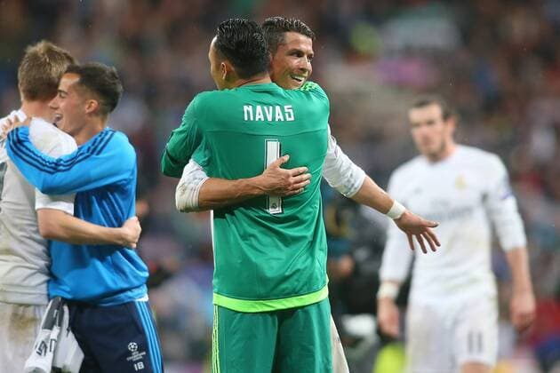 Real Madrid s Toni Kroos, Lucas Vazquez, Cristiano Ronaldo, Keylor Navas and Garet Bale celebrate the victory in the Champions League 2015 2016 Quarter-finals 2nd leg match. April 12,2016.  (20160412133)