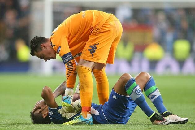 WfL Wolfsburg s Luiz Gustavo (d) and Diego Benaglio dejected after Champions League 2015 2016 Quarter-finals 2nd leg match. April 12,2016.  (20160412136)