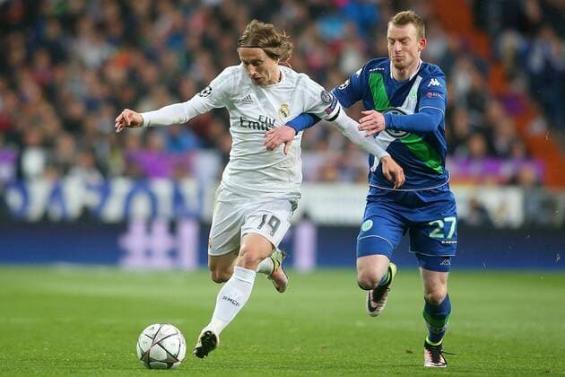 Real Madrid s Luka Modric (l) and WfL Wolfsburg s Maximilian Arnold during Champions League 2015 2016 Quarter-finals 2nd leg match. April 12,2016.  (2016041255)