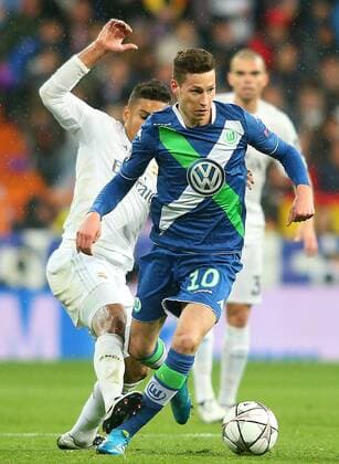 Real Madrid s Carlos Henrique Casemiro (l) and WfL Wolfsburg s Julian Draxler during Champions League 2015 2016 Quarter-finals 2nd leg match. April 12,2016.  (2016041273)