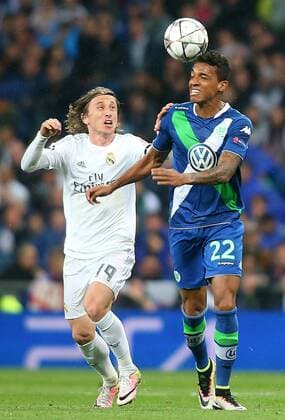 Real Madrid s Luka Modric (l) and WfL Wolfsburg s Luiz Gustavo during Champions League 2015 2016 Quarter-finals 2nd leg match. April 12,2016.  (2016041275)