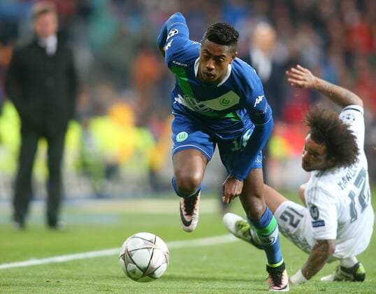 Real Madrid s Marcelo Vieira (r) and WfL Wolfsburg s Bruno Henrique during Champions League 2015 2016 Quarter-finals 2nd leg match. April 12,2016.  (2016041294)