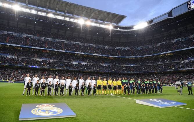 FUSSBALL CHAMPIONS LEAGUE SAISON 2015 2016 VIERTELFINAL RUECKSPIEL Real Madrid - VfL Wolfsburg (re) 12.04.2016 Mannschaftsaufstellung beider Teams vor dem Spiel im Santiago Bernabeu Stadion in Madrid 