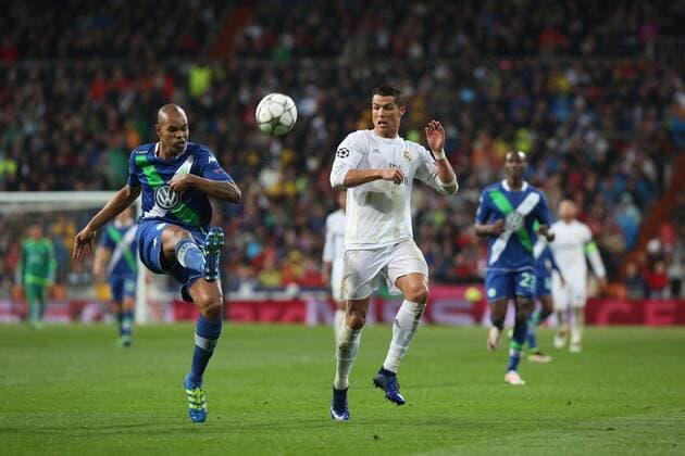 Madrid Real Madrid vs VfL, CL Madrid, Spanien. 12.04.2016, FUßBALL - Real Madrid vs VfL Wolfsburg, Viertelfinale, Champions League, Saison 2015-2016, Estadio Santiago Bernabeu. Bild zeigt: Naldo (VfL Wolfsburg), Cristiano Ronaldo (Real Madrid)
