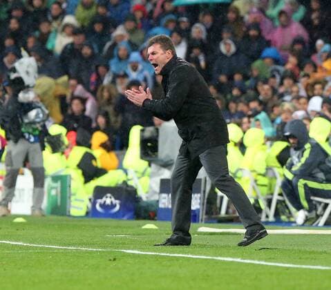 Madrid Real Madrid vs VfL, CL Madrid, Spanien. 12.04.2016, FUßBALL - Real Madrid vs VfL Wolfsburg, Viertelfinale, Champions League, Saison 2015-2016, Estadio Santiago Bernabeu. Bild zeigt: Cheftrainer Dieter Hecking (VfL Wolfsburg) lautstark an der Seitenlinie, gestikulierend