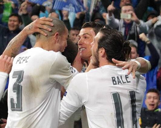 Madrid Real Madrid vs VfL, CL Madrid, Spanien. 12.04.2016, FUßBALL - Real Madrid vs VfL Wolfsburg, Viertelfinale, Champions League, Saison 2015-2016, Estadio Santiago Bernabeu. Bild zeigt: Cristiano Ronaldo (Real Madrid) jubelt mit Pepe (Real Madrid), Gareth Bale (Real Madrid)nach seinem Tor zum 3:0