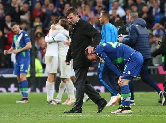 Madrid Real Madrid vs VfL, CL Madrid, Spanien. 12.04.2016, FUßBALL - Real Madrid vs VfL Wolfsburg, Viertelfinale, Champions League, Saison 2015-2016, Estadio Santiago Bernabeu. Bild zeigt: Cheftrainer Dieter Hecking (VfL Wolfsburg), Maximilian Arnold (VfL Wolfsburg)